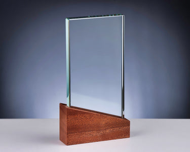 Eine klare, rechteckige Auszeichnung aus Glas auf einem Holzsockel, exquisit gefertigt von Laser Awards, vor einem dunkelblauen Hintergrund mit Farbverlauf, ist die Auszeichnung „Awards Düsseldorf 255 mm PK768184“.